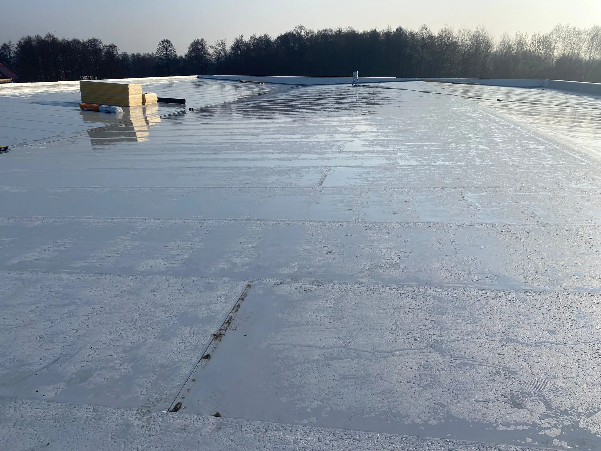Dach płaski po pokryciu membraną, realizacja Panel-Mont